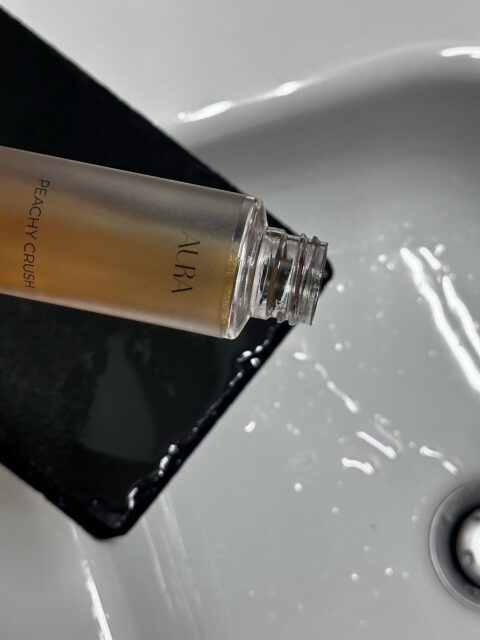 One drop. Endless glow.
Aura Peachy Crush Oil — hidratuese, aromë që të mbetet në lëkurë dhe një shkëlqim i butë që s’të tradhton kurrë.